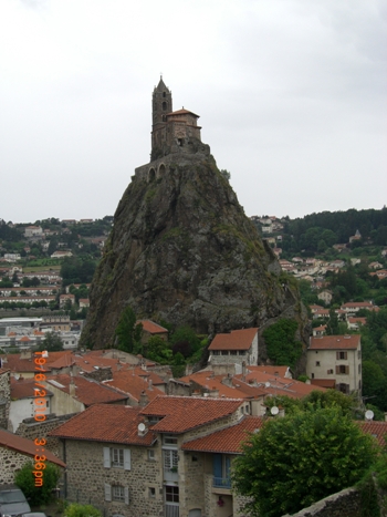 vue de la chapelle St Michel au sommet d'un rocher 